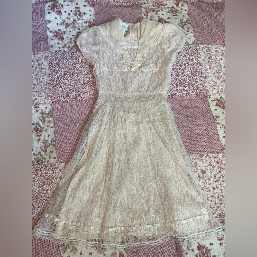 Beautiful gunne sax lace dress